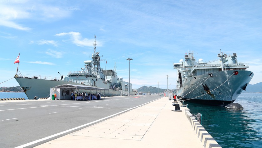 Tàu khu trục HMCS Regina và tàu tiếp vận hậu cần NRU Asterix cập Cảng quốc tế Cam Ranh.