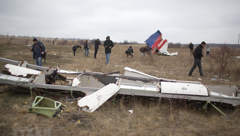 Hiện trường vụ rơi máy bay MH17 gần làng Hrabove, khu vực Donetsk, Ukraine, ngày 11/11/2014. (Ảnh: AFP/TTXVN)