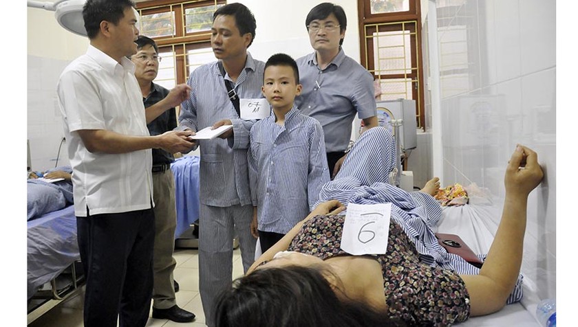 Ông Bùi Văn Khắng, Phó Chủ tịch UBND tỉnh Quảng Ninh tới bệnh viện động viên, trao tiền hỗ trợ cho nạn nhân bị tai nạn. Ảnh: Báo Quảng Ninh