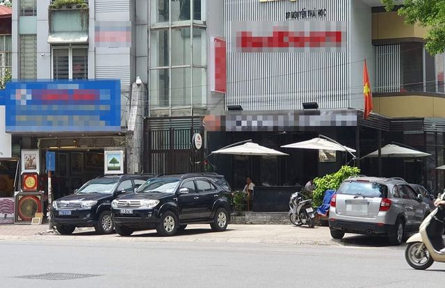 Xe biển xanh đỗ trước tòa nhà có đặt trụ sở văn phòng của luật sư Trần Vũ Hải sáng nay, 2/7. Ảnh: Dân trí.