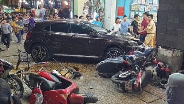 Nữ tài xế lái Mercedes tông vào loạt xe máy, nhiều người bị thương