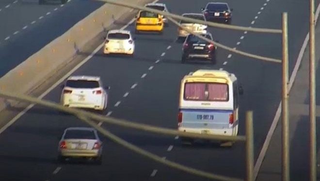 Hình ảnh xe khách dừng đỗ trên cao tốc Hà Nội - Hải Phòng do camera giám sát trên cao tốc ghi lại.