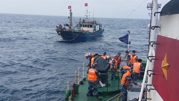 Cảnh sát biển Việt Nam cứu hộ tàu cá gặp nạn trên biển. Ảnh: Cổng thông tin Bộ Quốc phòng.