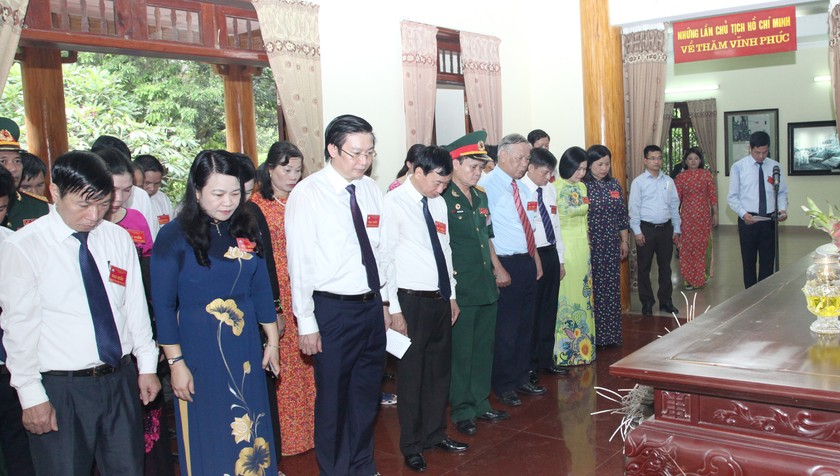 Đoàn đại biểu dự Đại hội MTTQ tỉnh Vĩnh Phúc dâng hương tưởng niệm Hồ Chủ tịch và các liệt sỹ