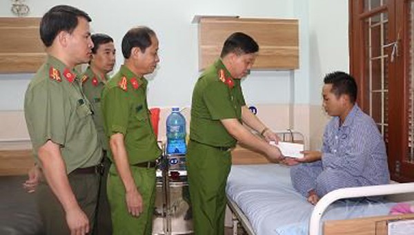 Thượng tá Bùi Trung Thành, Phó Giám đốc Công an TP Hải Phòng đến thăm, động viên Thiếu úy Nguyễn Văn Dũng.