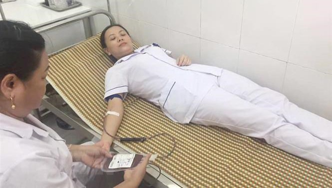 Điều dưỡng Bệnh viện Đa khoa khu vực Tây Bắc Nghệ An hiến máu để cứu bệnh nhân. Ảnh: TTXVN