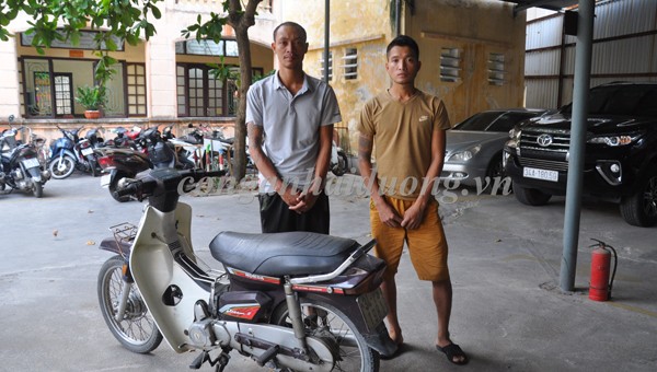 Hai đối tượng Phạm Như Toàn (bên phải) và Lê Văn Dương (bên trái) và chiếc xe máy dùng đi cướp. Ảnh: Công an tỉnh Hải Dương.