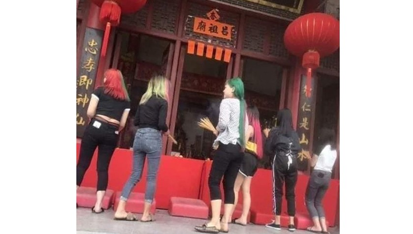 Hình ảnh về nhóm 6 cô gái nhuộm tóc xanh, quần áo chưa chỉnh tề đến lễ chùa được cộng đồng mạng chia sẻ.