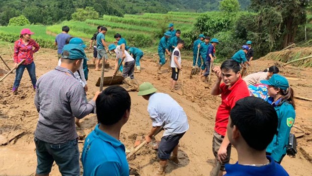 Lực lượng chức năng đang hỗ trợ gia đình chị Triệu Mùi Sếnh, thôn Tân Phong, xã Hồ Thầu khắc phục hậu quả. Ảnh: Huyện Đoàn HSP.