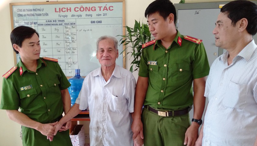 Cụ Nguyễn Bá Bính được Công an phường Thanh Tuyền (TP Phủ Lý) giúp đỡ, phục hồi trí nhớ. Ảnh: Công an tỉnh Hà Nam.