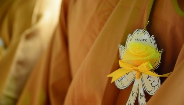 Do vậy, dù hòa mình trong ngày Vu Lan thắng hội nhưng nguời tu sĩ cũng muốn mượn màu sắc của hoa màu vàng để nói lên tinh thần đúng nghĩa của mùa Vu Lan là sự giải thoát. Ảnh: Internet
