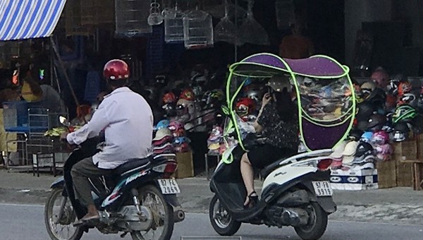 Xa máy gắn mái che tham gia giao thông tại khu vực Chợ Bắc Kạn. Ảnh: Công an tỉnh Bắc Kạn