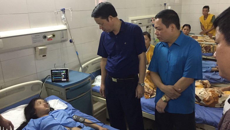 Ông Dương Văn Lượng, Phó chủ tịch UBND tỉnh cùng lãnh đạo Sở Giao thông - Vận tải, lãnh đạo thành phố Thái Nguyên thăm hỏi nạn nhân tại Bệnh viện Trung ương Thái Nguyên. Ảnh: Báo Thái Nguyên.