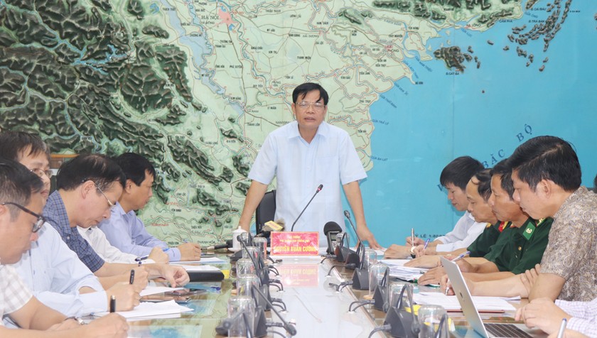 Bộ trưởng - Phó trưởng ban thường trực Ban chỉ đạo Trung ương về Phòng chống thiên tai Nguyễn Xuân Cường chỉ đạo tại cuộc họp.