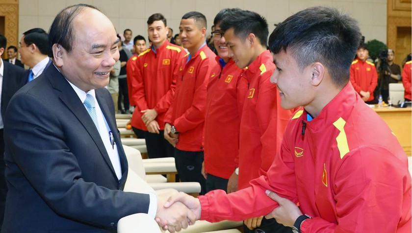 Thủ tướng Nguyễn Xuân Phúc luôn dành thời gian quan tâm bóng đá Việt Nam và các ĐTQG Việt Nam.  
