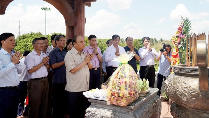 Thủ tướng dâng hương tưởng nhớ các Anh hùng Liệt sỹ ở Thành cổ Quảng Trị