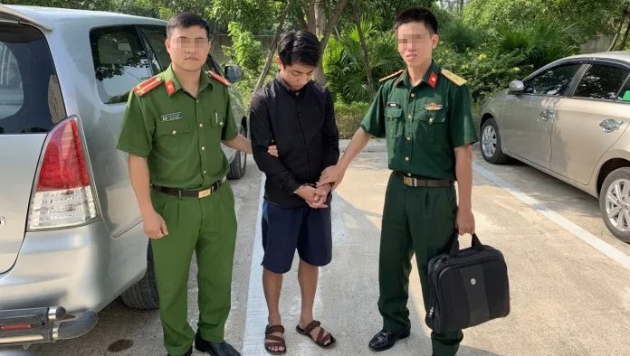 Đối tượng truy nã Nguyễn Thanh Tùng được bàn giao cho cơ quan điều tra hình sự khu vực Quân đoàn 1, Bộ Quốc phòng. Ảnh: Công an tỉnh Quảng Bình.