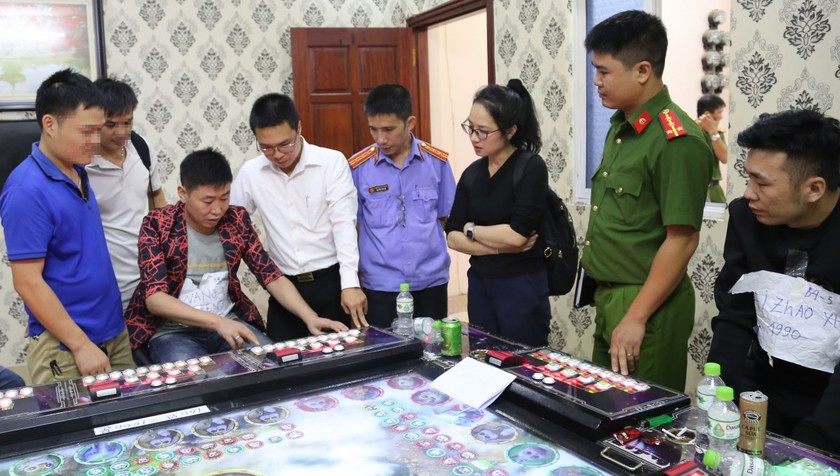 Thực nghiệm hiện trường tại quán 999 game Động Mạn. Ảnh: Công an tỉnh Bắc Ninh.