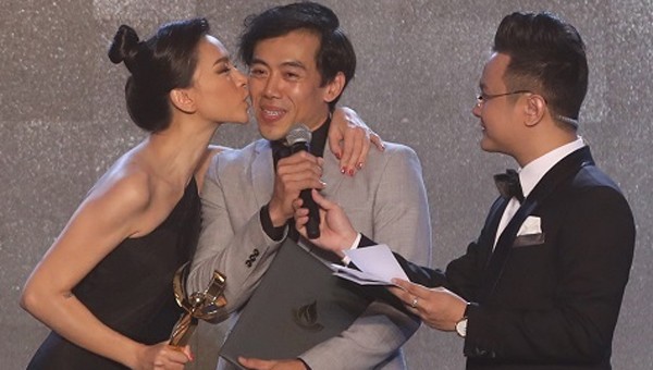 Nhà sản xuất Ngô Thanh Vân ôm hôn đạo diễn Leon Lê khi "Song Lang" đoạt Bông Sen Vàng - giải cao nhất - ở LHP Việt Nam lần 21.