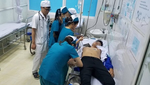Nam sinh viên Vũ Ngọc Tân Vương được bác sĩ kiểm tra sức khỏe. Ảnh: Công an TP Hải Phòng.