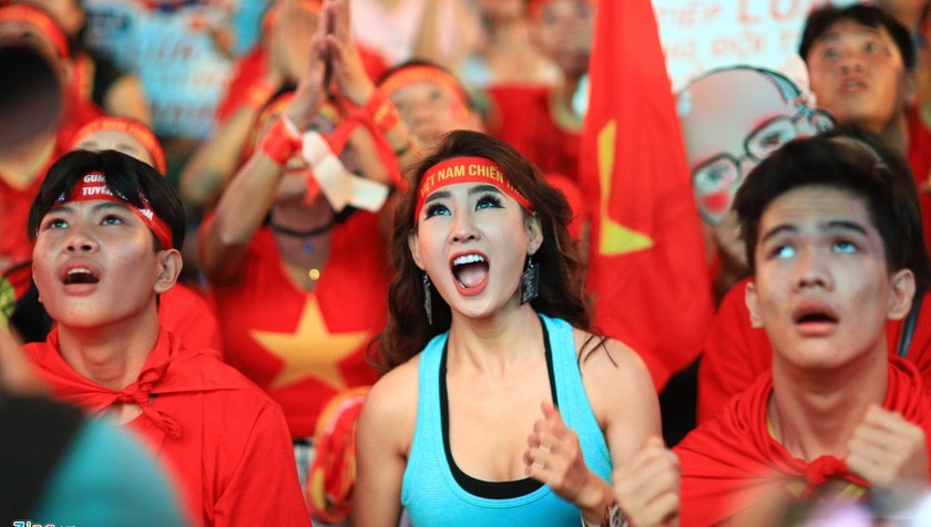 Cổ động viên 'vui phát cuồng' mừng U22 Việt Nam 'bay' vào chung kết