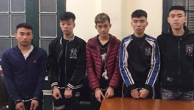 Truy bắt nhóm thiếu niên Hà Nội nửa đêm vác dao ra đường cướp tài sản