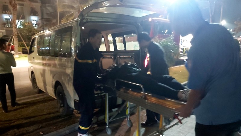 Nạn nhân đươc đưa đi cấp cứu trong đêm. Ảnh: Công an tỉnh Quảng Ninh.