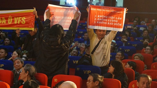 Trong lễ kỉ niệm 60 năm Hãng phim truyện Việt Nam do Bộ Văn hóa, thể thao và du lịch tổ chức mới đây, nghệ sĩ, cán bộ, nhân viên của hãng phim lại giăng băng - rôn, khẩu hiệu phản đối - Ảnh: NGỌC DIỆP