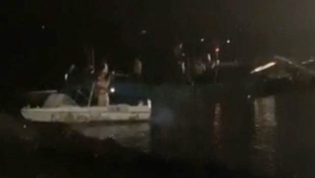 Cảnh sát cứu 7 người nguy cơ chìm xuống sông trong đêm