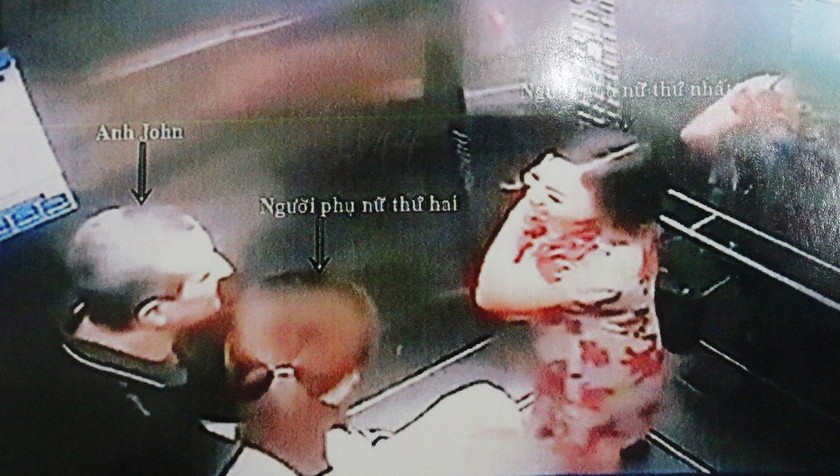 Công an truy tìm 2 phụ nữ đáng nghi trong thang máy 