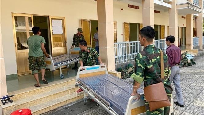 Cán bộ, chiến sĩ Trung đoàn Gia Định (Bộ Tư lệnh TP Hồ Chí Minh) đưa giường bệnh vào khu vực Bệnh viện dã chiến. Ảnh: TTXVN