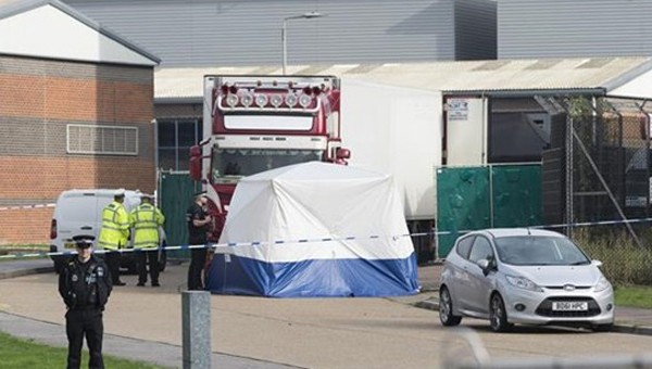 Cảnh sát điều tra tại hiện trường phát hiện 39 thi thể trong thùng xe tải đông lạnh ở khu công nghiệp Waterglade thuộc hạt Essex, Anh, ngày 23/10/2019. (Ảnh: THX/TTXVN)
