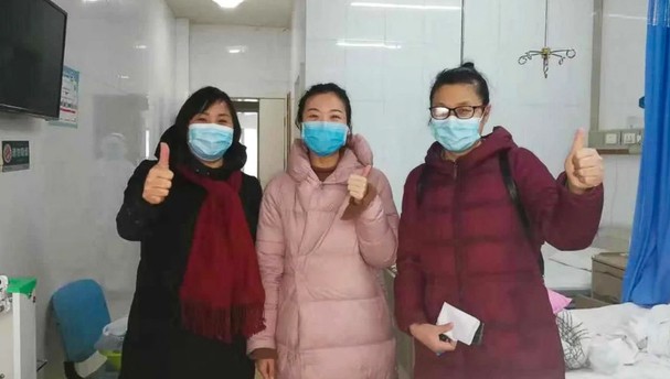 Bác sĩ Feng Chuncui (phải) chụp ảnh cùng 2 bệnh nhân nhiễm virus corona trong phòng bệnh. (Ảnh: SCMP)