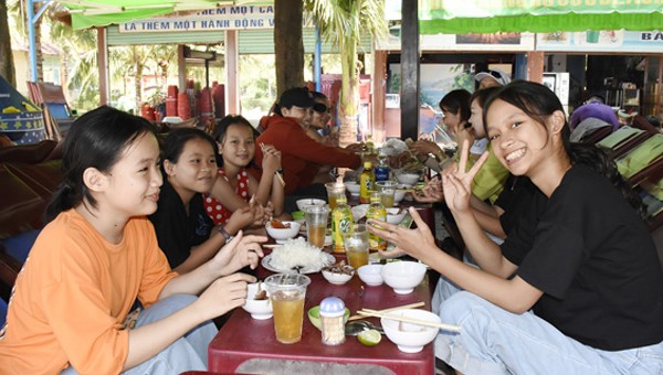 Hương Phong-Hồ Cốc Beach Resort đông khách ăn uống, vui chơi đầu tháng 2/2020.