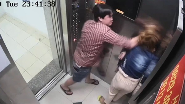 Clip: Cô gái bị người đàn ông đánh dã man trong thang máy ở TP HCM