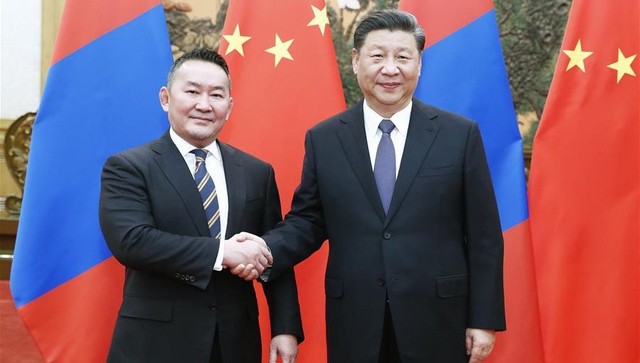Tổng thống Mông Cổ Battulga Khaltmaa và Chủ tịch Trung Quốc Tập Cận Bình tại Bắc Kinh ngày 27/2 (Ảnh: Xinhua)