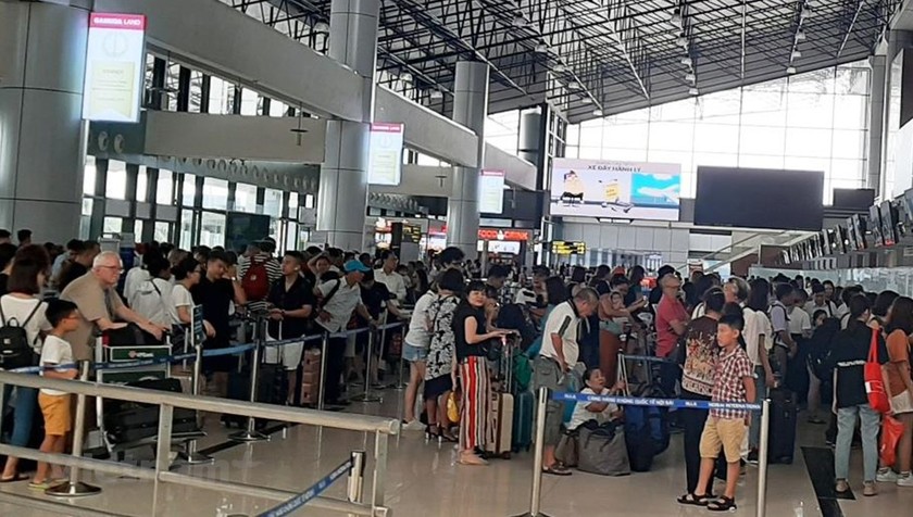 Hành khách làm thủ tục tại sân bay. Ảnh: Việt Hùng/Vietnam+