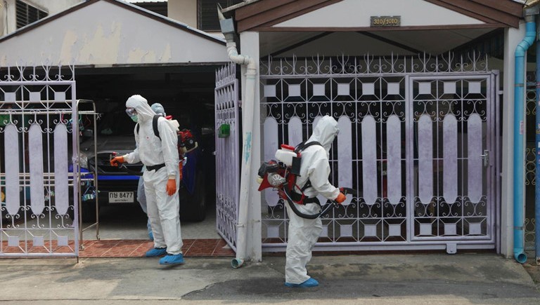 Nhà một học sinh bị nhiễm Corona được khử trùng. Ảnh: Bangkok Post.