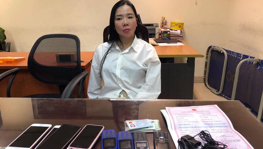 Nguyễn Thị Mai Anh và tang vật vụ án.
