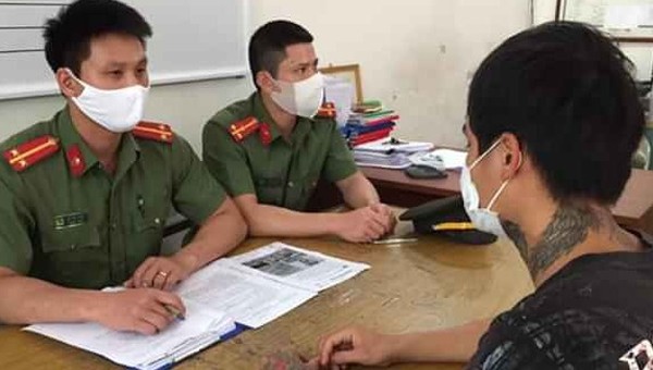 Lực lượng chức năng làm việc với Phạm Văn Huấn. Ảnh: Công an TP Hải Phòng.