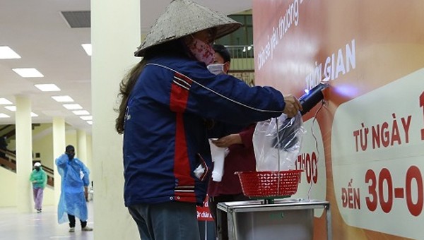Người dân nhận gạo miễn phí từ cây ATM. Ảnh:hanoi.gov.vn
