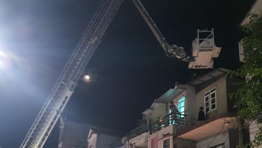 Nguyên nhân người phụ nữ nhảy lên mái nhà hàng xóm đòi tự tử