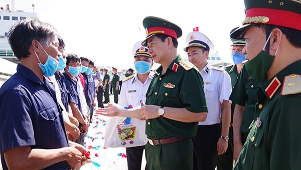 Thượng tướng Phan Văn Giang, Tổng Tham mưu trưởng Quân đội nhân dân Việt Nam, Thứ trưởng Bộ Quốc phòng  tặng quà, động viên ngư dân khi về đất liền. Ảnh: Báo Quân đội nhân dân.