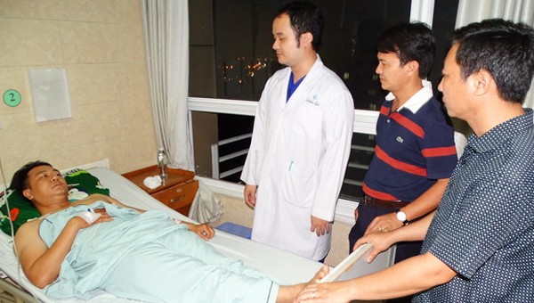 Thượng uý Lê Mạnh Linh cấp cứu tại Bệnh viện đa khoa Đồng Nai. Ảnh: Báo Đồng Nai.