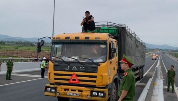 Nam thanh niên Hà Nội hung hãn vung dao dọa lái xe trên cao tốc Hạ Long – Hải Phòng