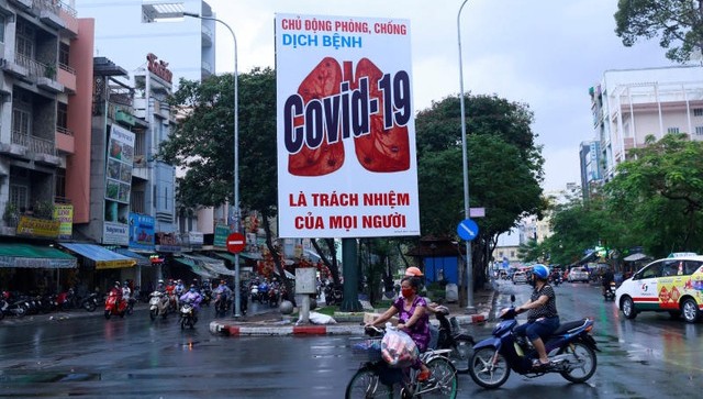 Khẩu hiệu chống Covid-19 ở thành phố Hồ Chí Minh hồi tháng 4 (Ảnh: Reuters)