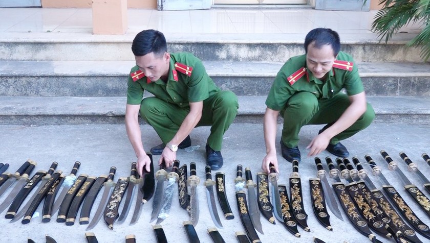 Đóng gói gần 80 dao, kiếm, bình xịt... gửi qua bưu điện Thanh Hóa vào Nam