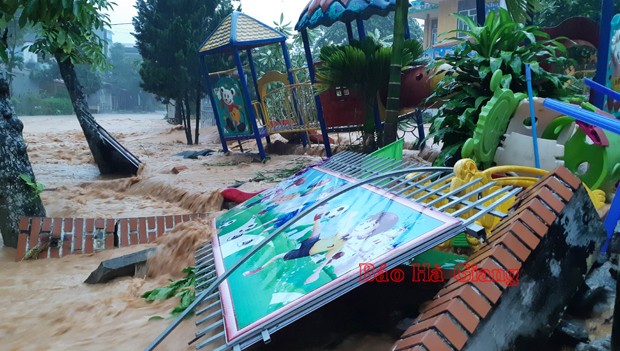 Mưa lớn làm đổ tường bao của 1 trường mầm non ở Hà Giang. Ảnh: Báo Hà Giang.