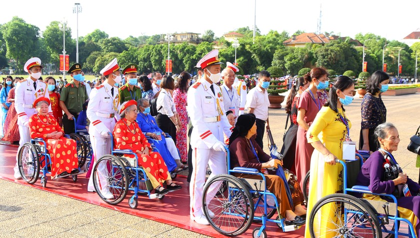 Xúc động hình ảnh Mẹ VNAH ngồi xe lăn xếp hàng viếng Chủ tịch Hồ Chí Minh