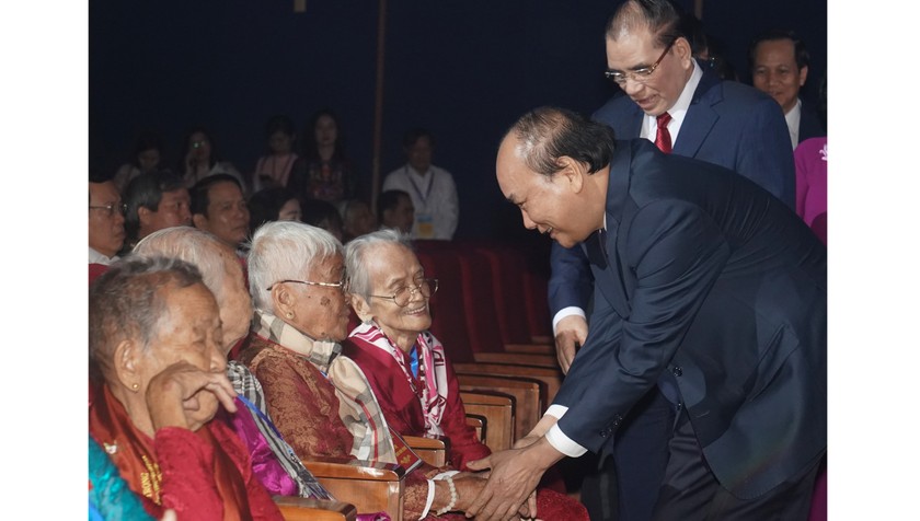 Thủ tướng Nguyễn Xuân Phúc thăm hỏi các Mẹ Việt Nam anh hùng dự buổi gặp mặt. Ảnh: VGP/Quang Hiếu